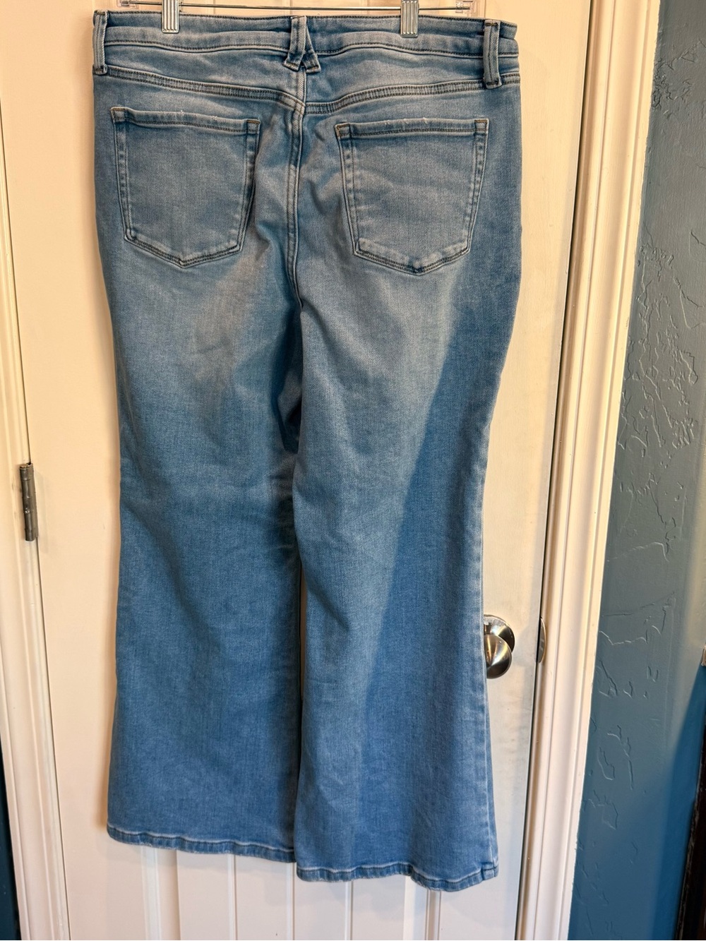 LC Lauren Conrad Women’s Light Wash Bootcut Stretch Jeans 14P Petite Blue Denim - Picture 3 of 9